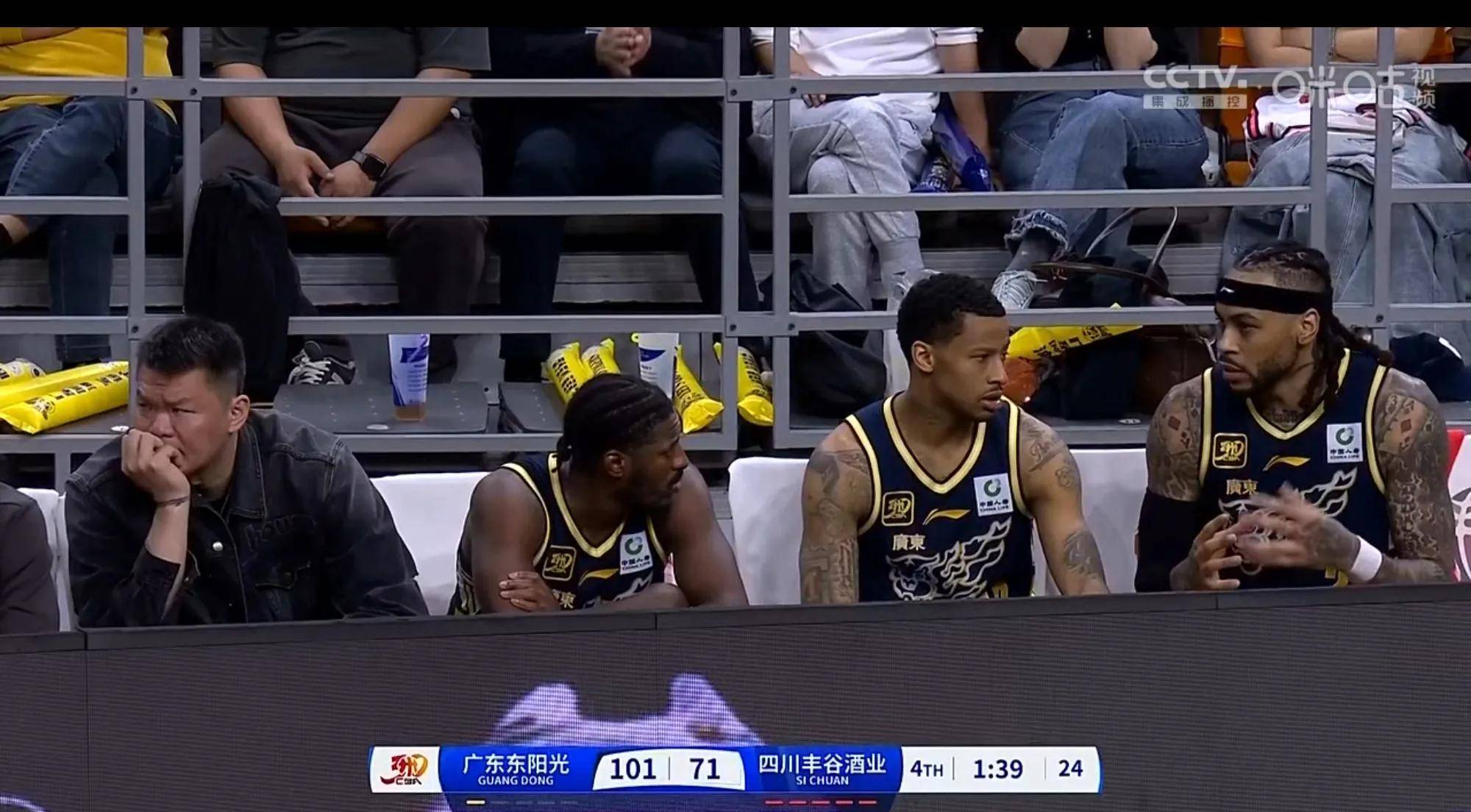 人中锋表现出色，助球队逆转比赛的简单介绍