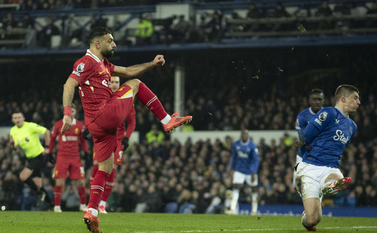 纽卡斯尔联防线不给对手任何机会 纽卡斯尔联防线不给对手任何机会