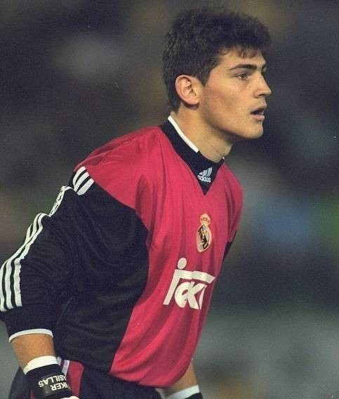 包含传奇门将卡西利亚斯宣布退役，西甲球迷感慨万千的词条