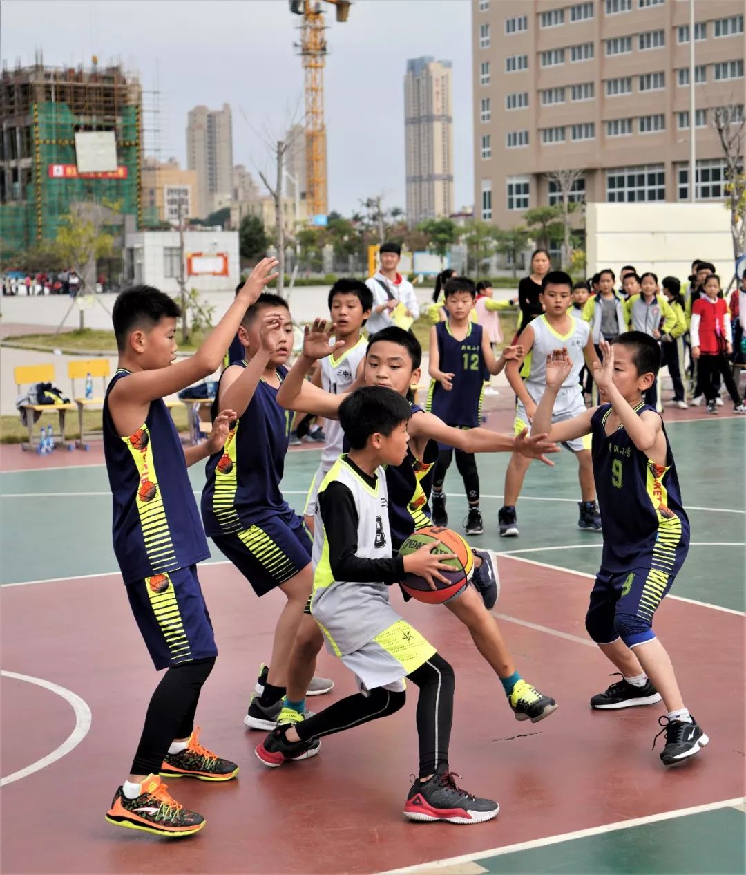 队员飒爽英姿，篮球比赛帅气亮相