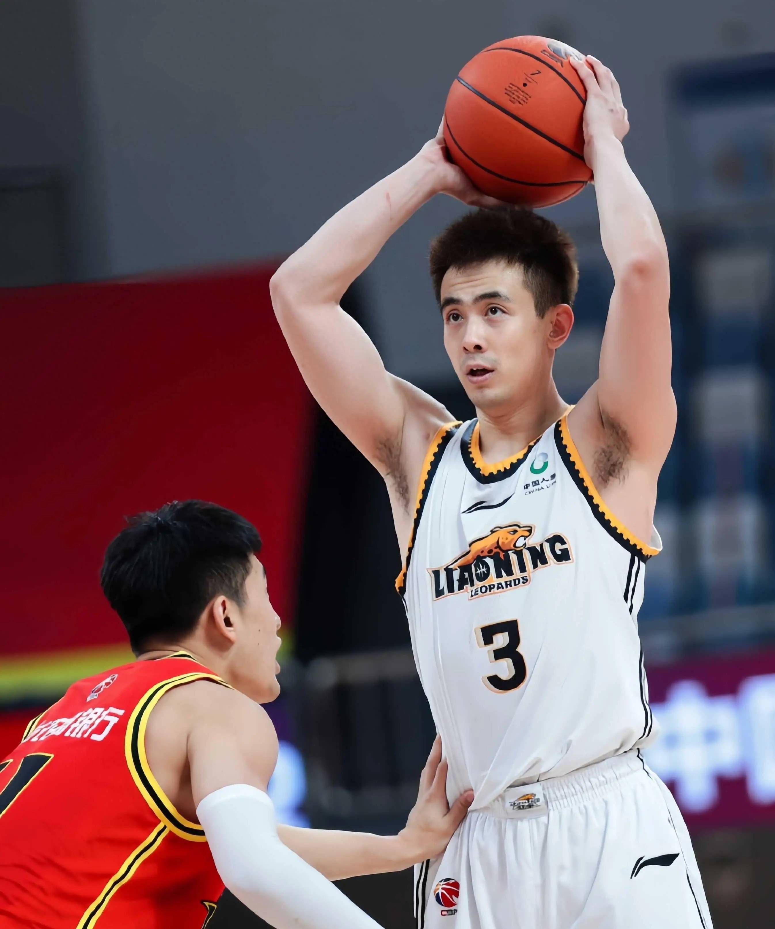 关于北京首钢盘踞榜首位置，辽宁男篮紧随其后的信息