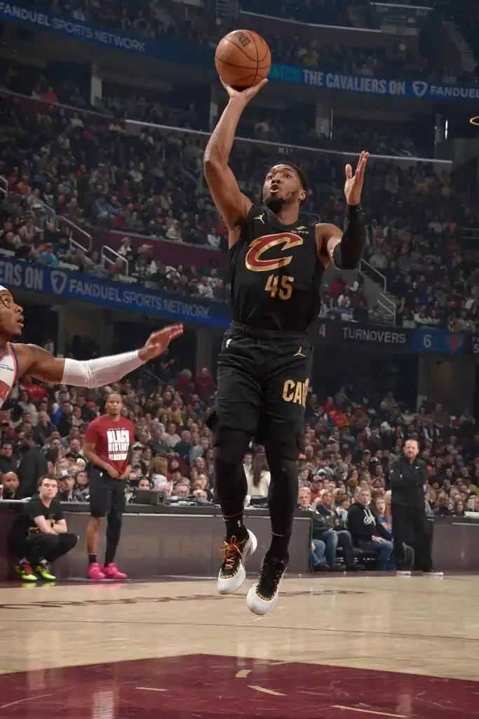 开云体育官方网站-骑士队老将表现稳定，球队追逐季后赛的简单介绍