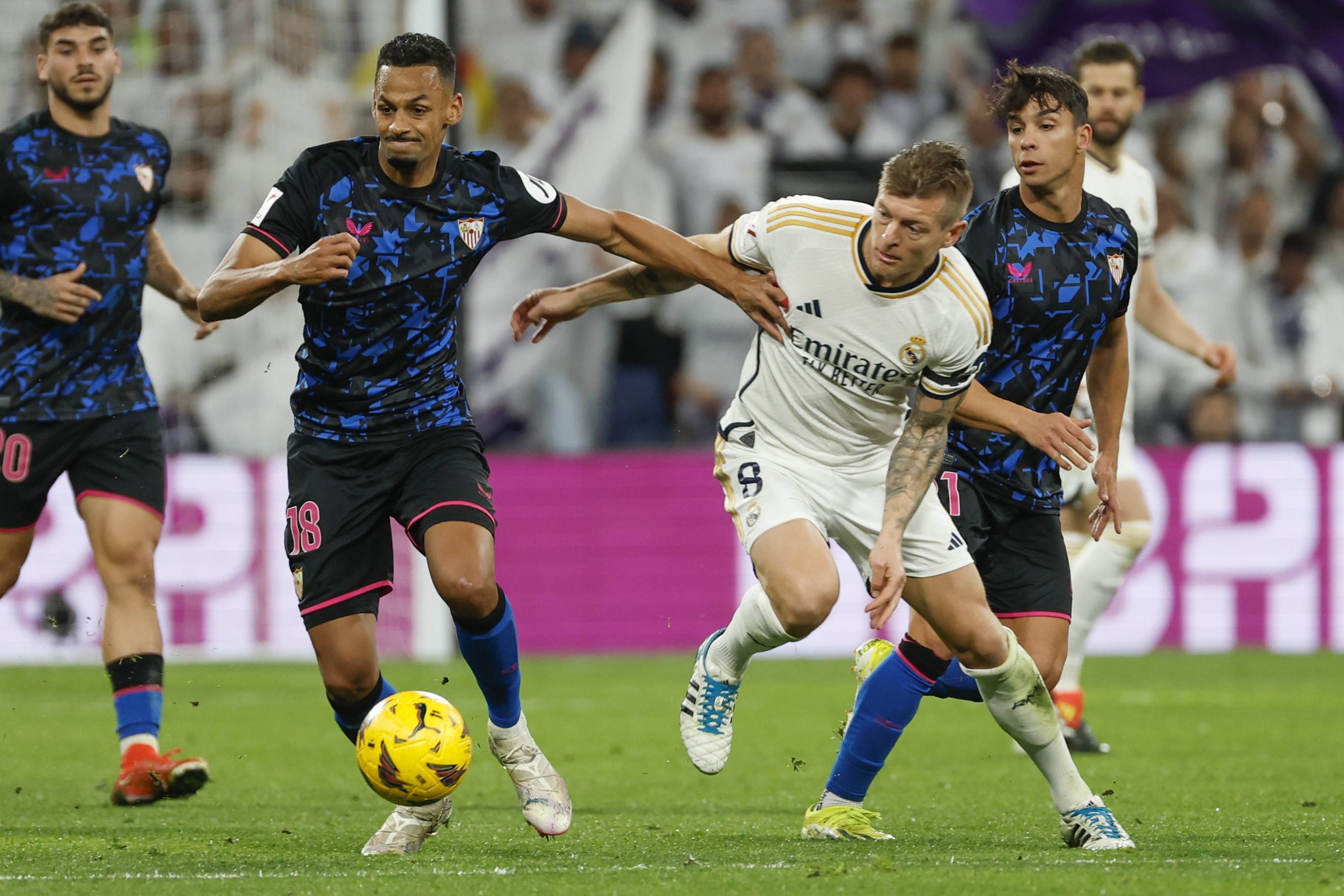 包含巴塞罗那客场不敌塞维利亚，联赛第二的词条