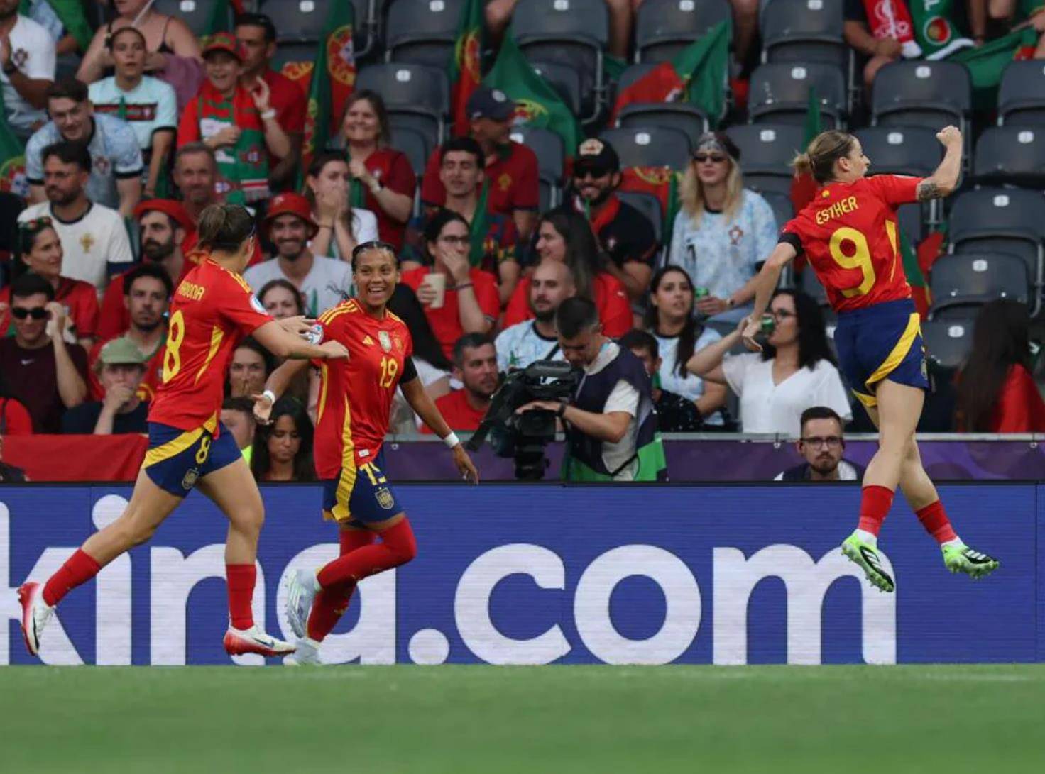 包含西班牙女足凭借精彩进球晋级八强的词条