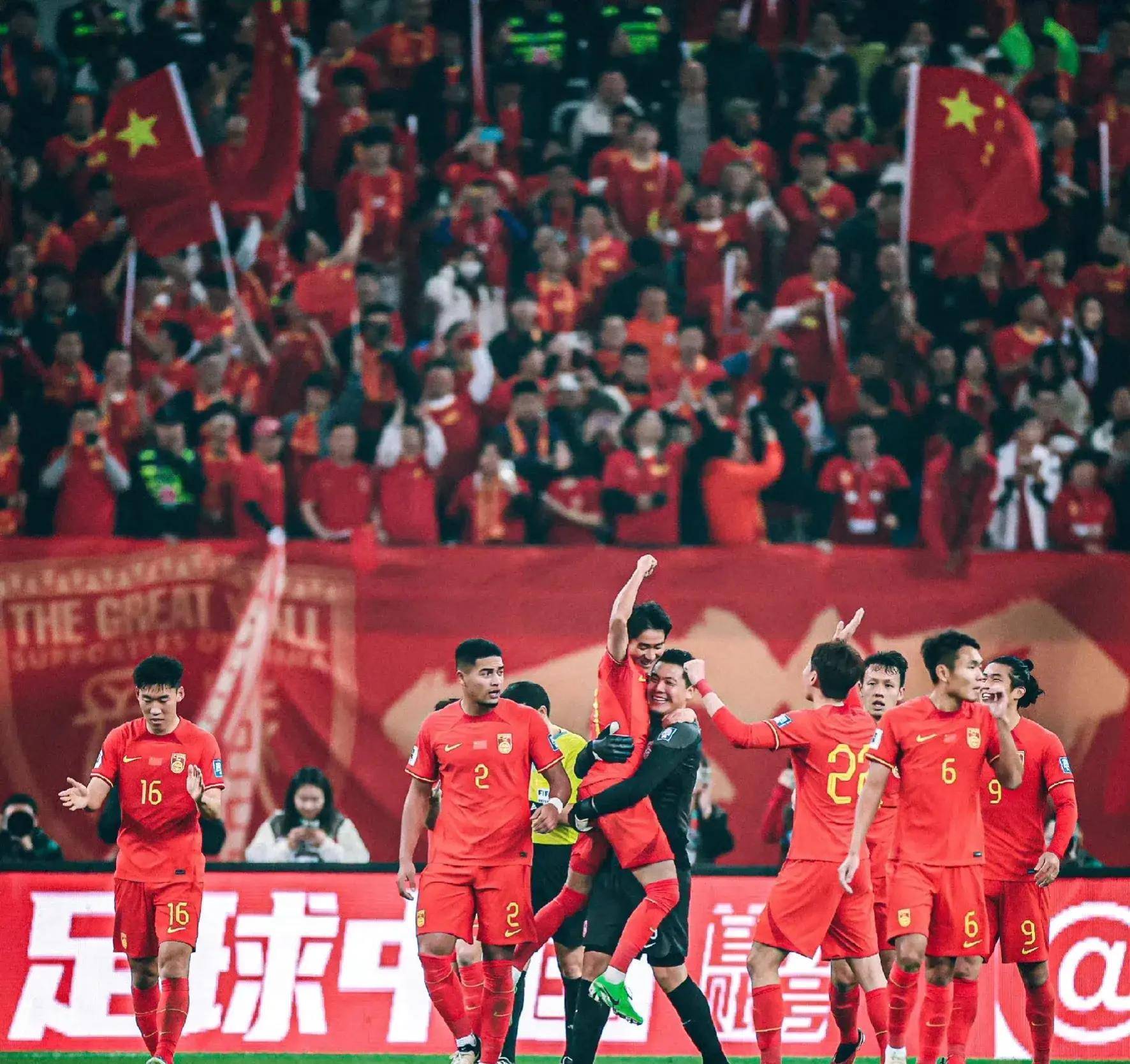 足球比赛中一支强队惊险胜出