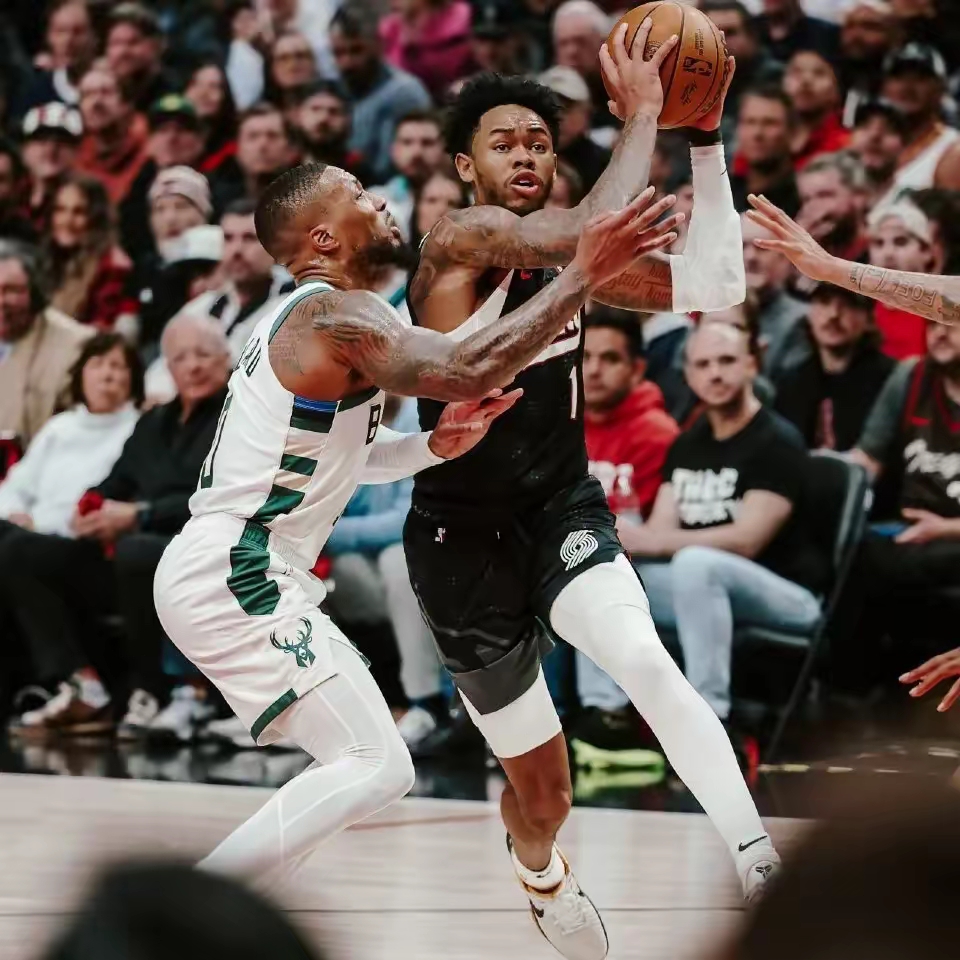 雄鹿大胜开拓者，字母哥独揽三双领队晋级季后赛的简单介绍