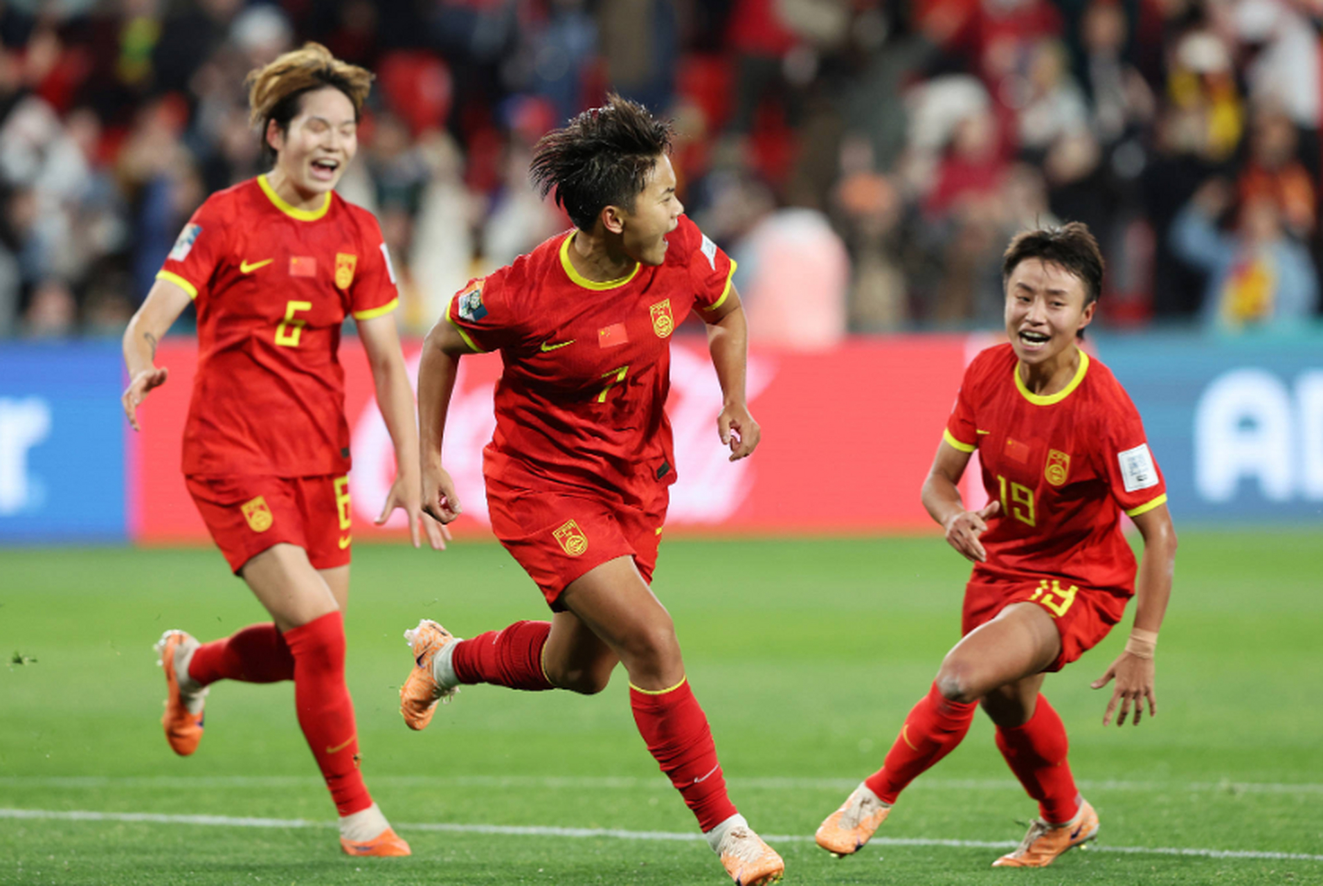 开云官网-体育赛场上的较量：女子足球国家队赛事回顾