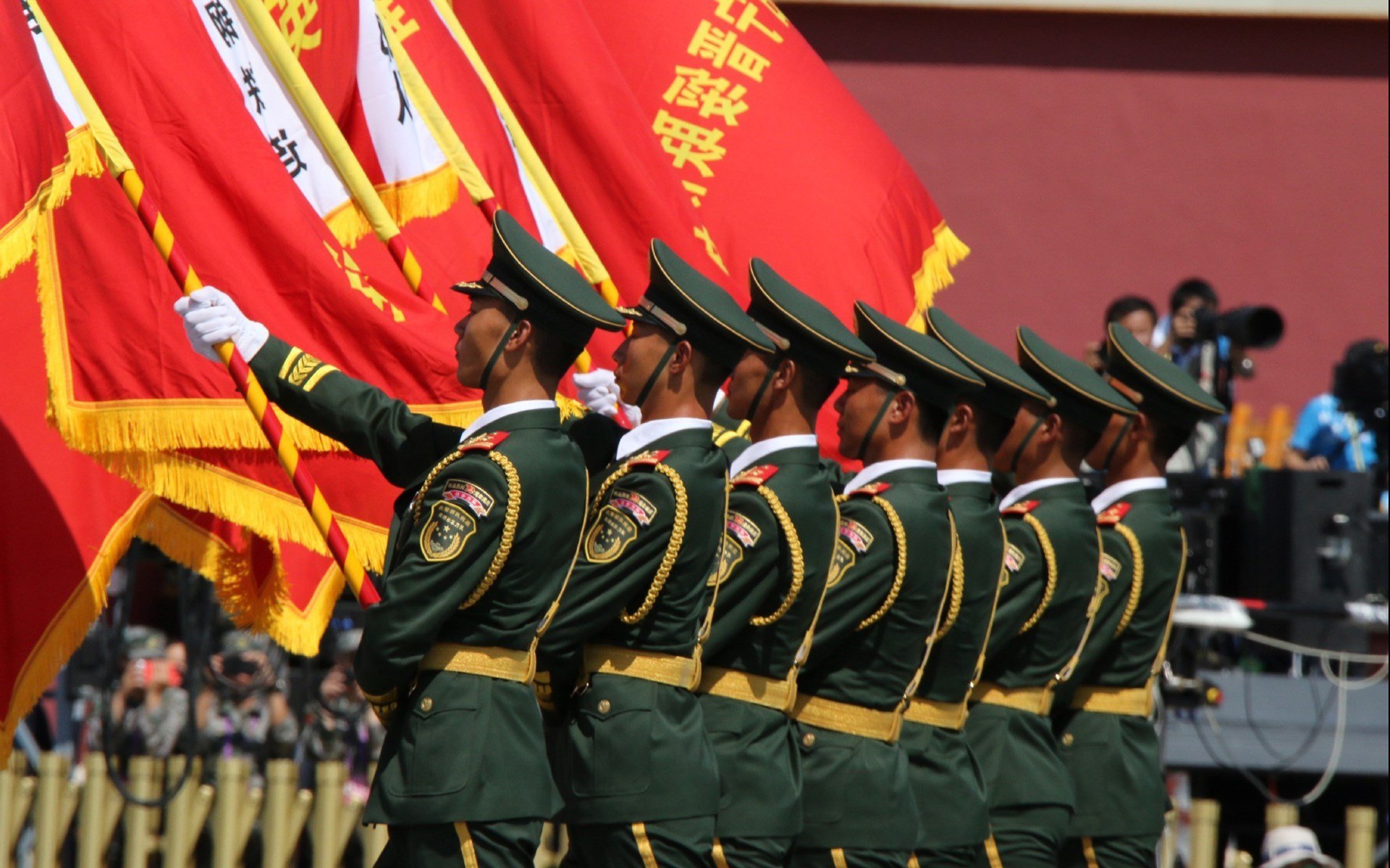 绿茵赛道双星闪耀,丹麦碾压威尔士,基耶萨F1揭幕战称雄